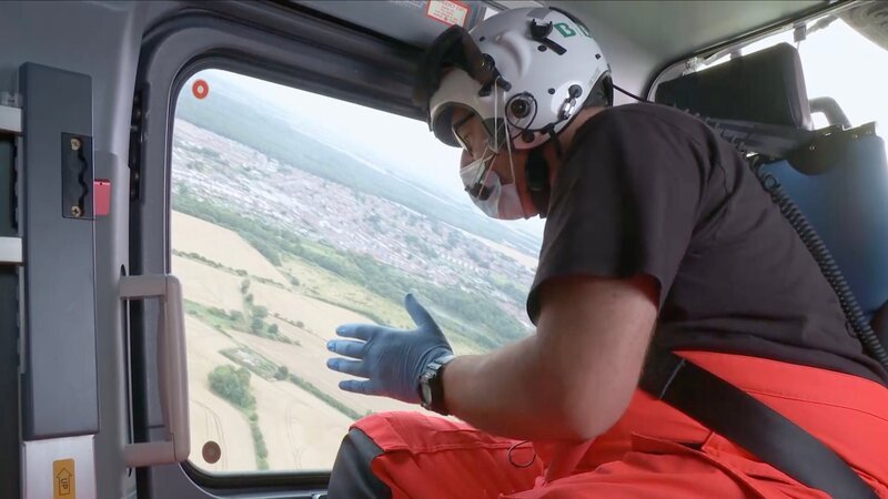 Doctor Tim looking out the helicopter – Bild: Really /​ Discover Images: HLER808_episode /​ Warner Bros. Discovery, Inc. or its subsidiaries and affiliates