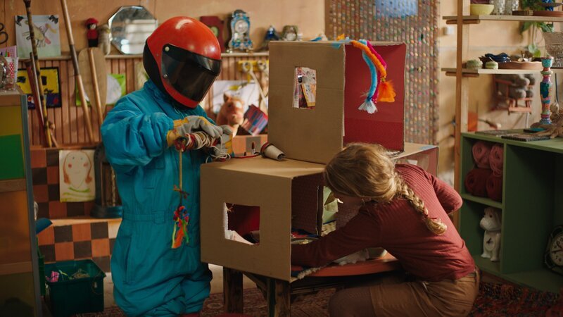 Saïd und Anna bauen ein Haus für ihre neue Katze. – Bild: SWR/​Phanta Basta!/​Indi Film