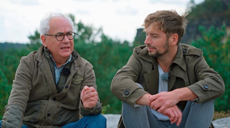 Der Leipziger Kabarettist Tom Pauls (li.) spricht mit Räuber (re.) über seine Liebe zum Heimatdialekt. – Bild: MDR/​Siegfried Michael Wagner