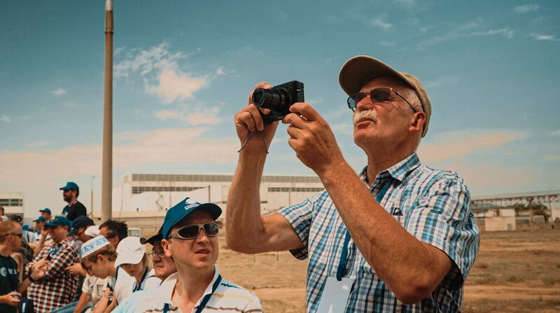 MDR FERNSEHEN MDR DOK: DER MANN, DER NIE IM ALL WAR, am Sonntag (08.02.26) um 23:10 Uhr. Dieser Mann, das ist Tasillo. Er lebt und arbeitet in Mittweida, eine kleine Stadt in Sachsen. Tasillo hat hier, in einem unscheinbaren Haus, die größte private Raumfahrtsammlung der Welt entstehen lassen. – Bild: MDR/​Sunday Filmproduktion