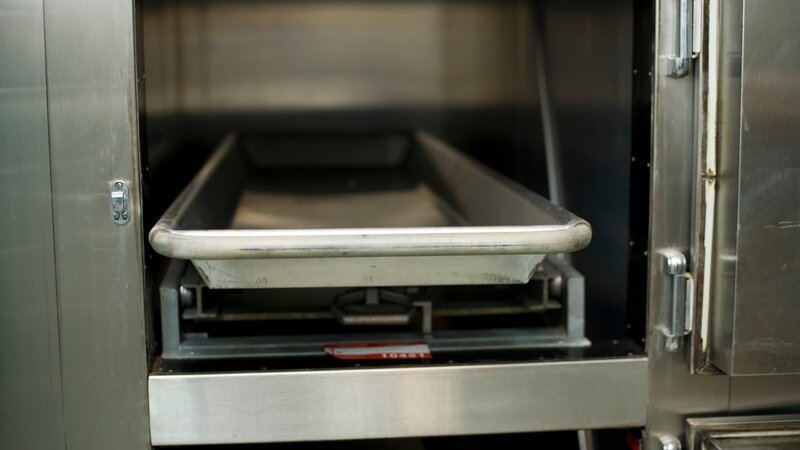 Open hospital morgue drawers used for the storage of human bodies awaiting identification or autopsy – Bild: Holly Mahaffey Photography /​ Getty Images /​ Moment RF