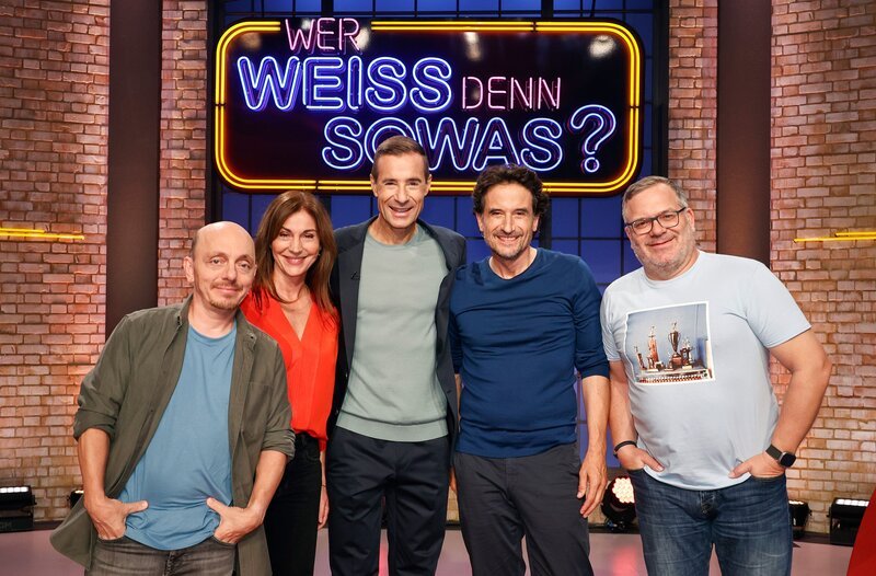 Moderator Kai Pflaume (M.) und seine Rateteam-Kapitäne Bernhard Hoëcker (l.) und Elton (r.) begrüßen in dieser Sendung die Schauspielerin Ulrike C. Tscharre (2.v.l.) und den Schauspieler Oliver Mommsen (2.v.r.). – Bild: ARD/​Morris Mac Matzen