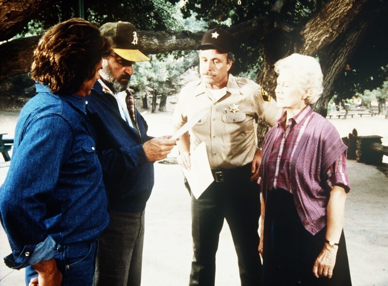 Jonathan (Michael Landon, l.) und Mark (Victor French, 2.v.l.) erfahren vom Sheriff, dass Harvey und Larry vermisst werden – und auch der mysteriöse Hund Boomer war bei den beiden. – Bild: Worldvision Enterprises, Inc.