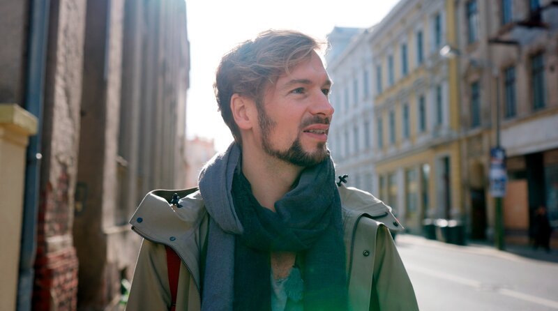 Seine akustische Reise führt Felix Räuber in die schlesische Heimat seines Großvaters. – Bild: MDR/​Siegfried Michael Wagner