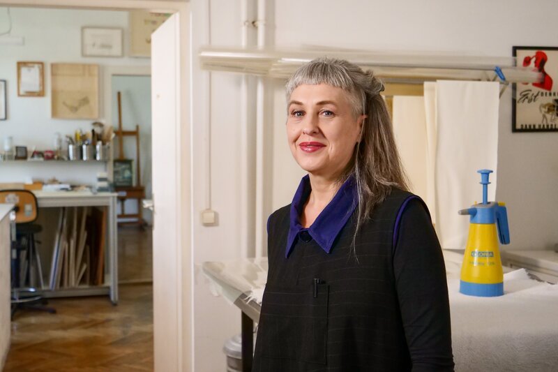 Die Papierrestauratorin Doris Pitour hat ihren Arbeitsplatz im „Finsteren Gang“ der Großen Orangerie von Schönbrunn. – Bild: ORF 2