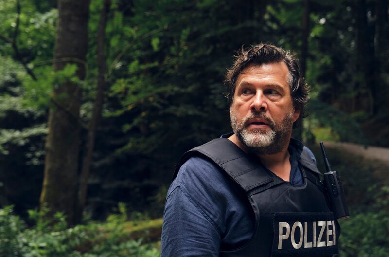 Es ist wichtig, dass Friedemann Berg (Hans-Jochen Wagner) und seine Kollegen das flüchtige Paar schnell finden, damit die Angst im Ort nicht noch zunimmt. – Bild: SWR/​Benoît Linder