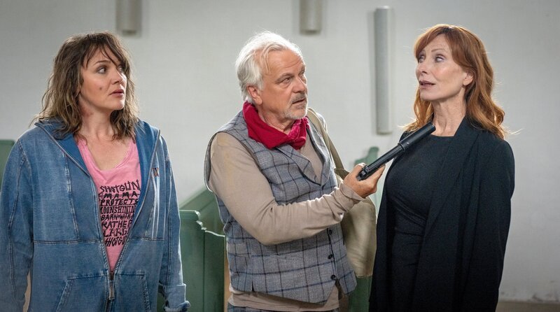 Showdown in der Kirche: Bernd (Bernhard Schütz) beansprucht das „Erbe“ für sich und will Naina Pfeiffer (Andrea Sawatzki, r.) aus dem Weg räumen. Ihre Tochter Agnetha (Alwara Höfels) ist noch unschlüssig, was sie unternehmen soll. – Bild: NDR/​Boris Laewen