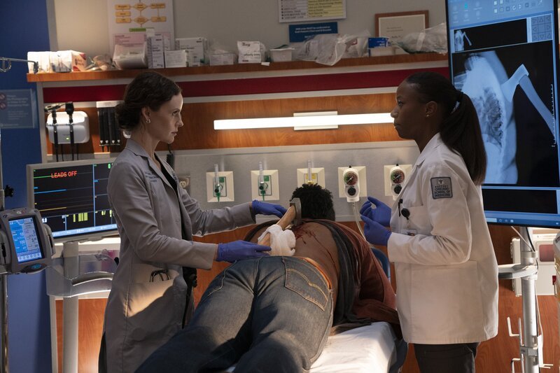 Chicago Med Staffel 10 Folge 7 Krasser Fall: Sarah Ramos als Dr. Caitlin Lenox, Ashlei Sharpe Chestnut als Dr. Naomi Howard – Bild: NBC /​ NBCUniversal Media, LLC. /​ UNIVERSAL STUDIOS LIMITED