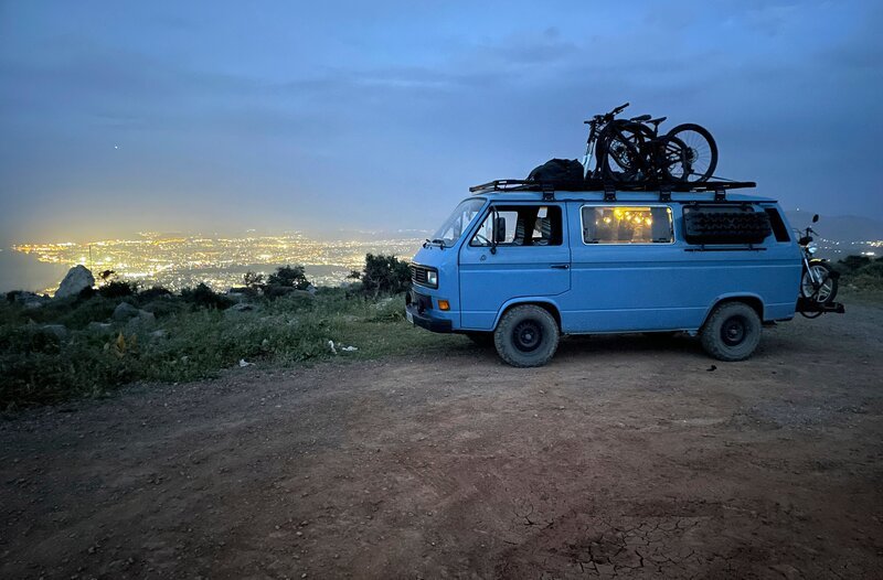 Harry mit Blick auf die Stadt Heraklion, von den Griechen Iraklio genannt. – Bild: WDR/​Sagamedia Film- Fernsehproduktion GmbH