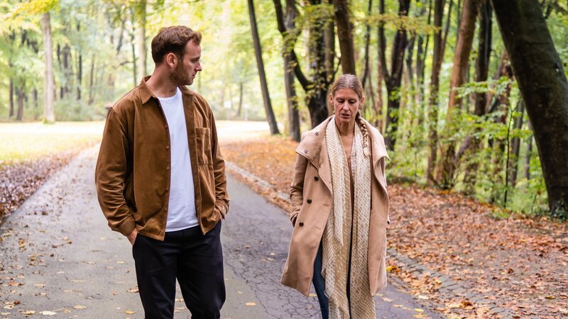 Leon hört sich Karolins Geschichte an: Ihr Ex-Partner stalkte sie monatelang. – Bild: Dirk Gier