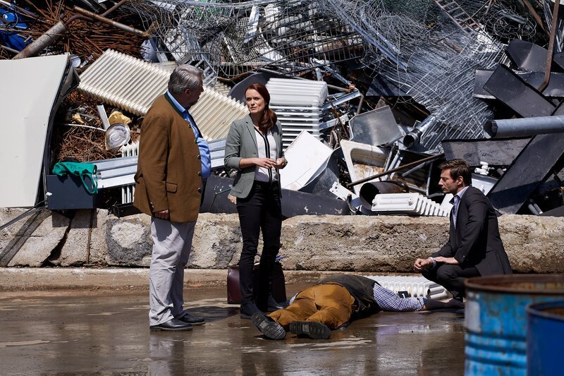 Pathologin Sandra Mai (Sina Wilke, M.) klärt die Kommissare Stadler (Dieter Fischer, l.) und Hansen (Igor Jeftić, r.) über die Todesursache auf. – Bild: ZDF/​Bojan Ritan