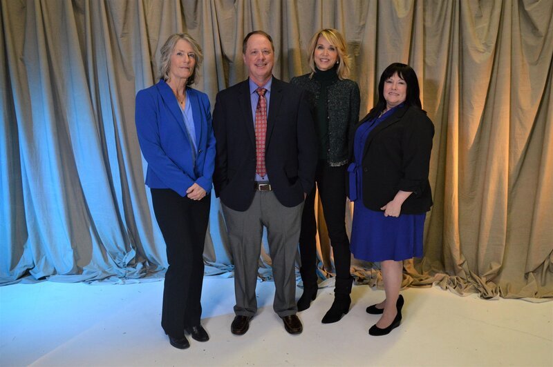 Paula Zahn spricht mit dem polizeilichen Ermittler, Patrick VanderWeyst (li.), der Staatsanwältin Lisa Paul (li.) und einer Freundin von Susan, Karen Johnson (re.). Im Jahr 1979 wird die 24-jährige Susan in ihrem Haus mit drei Kopfschüssen hingerichtet. Wird es den Ermittlern nach drei Jahrzehnten gelingen, den Mörder doch noch zu entlarven? – Bild: Discovery Communications