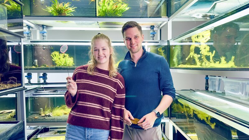 Nina besucht Lucas, der schon seit vielen Jahren Zwerggarnelen züchtet. (Lucas Müller) – Bild: BR/​Text und Bild Medienproduktion GmbH & Co. KG/​Katharina Brackmann