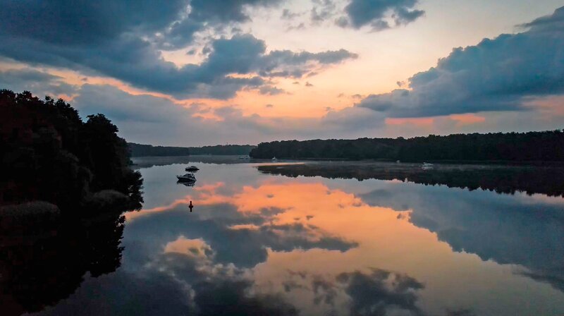 Die Gegend um den Lehnitzsee bei Oranienburg ist noch ein Geheimtipp: Bei Sonnenschein bleibt der See im nördlichen Berliner Umland ein gemütliches Fleckchen, wo sich der Sommer gut aushalten lässt. Tolle Strandbäder, schöne Marinas und auch sonst lässt sich hier unterwegs viel entdecken. – Morgenstimmung am Lehnitzsee. – Bild: rbb/Kathrin Schwiering Die Gegend um den Lehnitzsee bei Oranienburg ist noch ein Geheimtipp: Bei Sonnenschein bleibt der See im nördlichen Berliner Umland ein gemütliches Fleckchen, wo sich der Sommer gut aushalten lässt. Tolle Strandbäder, schöne Marinas und auch sonst lässt sich hier unterwegs viel entdecken. – Morgenstimmung am Lehnitzsee. – Bild: rbb/Kathrin Schwiering