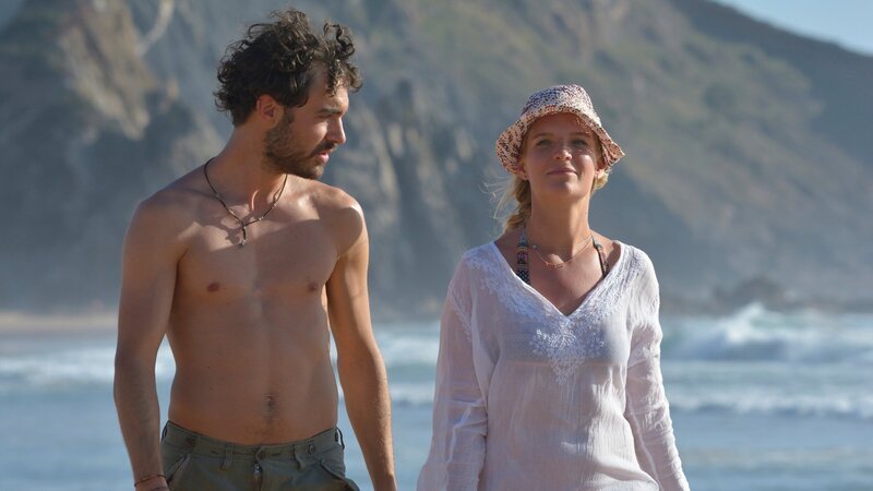 Dr. Julika Bergmann (Bea Brocks) ist gerade erst an der Algarve angekommen und hat in Miguel Silva (Giovanni Funiati) schon gleich einen Bewunderer und potentiellen Surflehrer gefunden. – Bild: ZDF