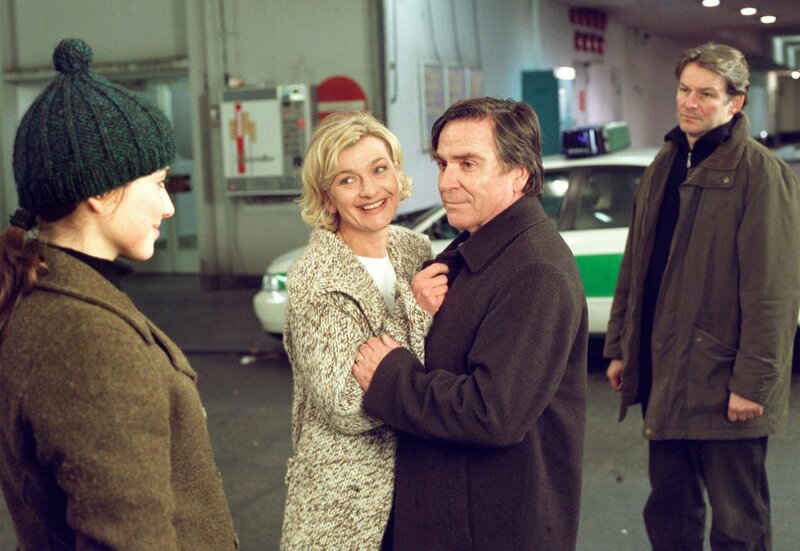 Tochter Elena (Mareike Lindenmeyer, links) und Gattin Sandra (Saskia Vester) sind erleichtert: Rainer Maria (Elmar Wepper) hat sich nicht vom Hochhaus gestürzt. – Bild: ARD Degeto/​Christian A. Rieger