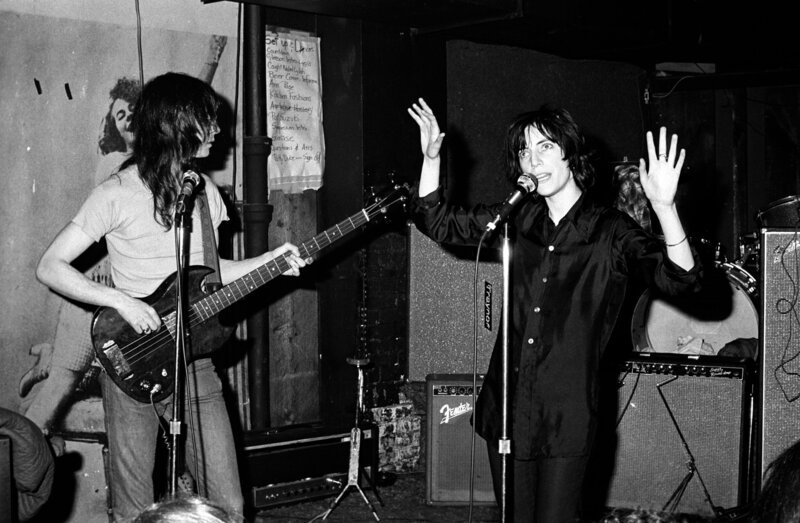  Patti Smith bei einem Auftritt mit Lenny Kaye (links) im CBGB’s Club in New York City am 4. April 1975. – Bild: ORF/​Mediawan Rights/​Getty Images/​Richard E. Aaron