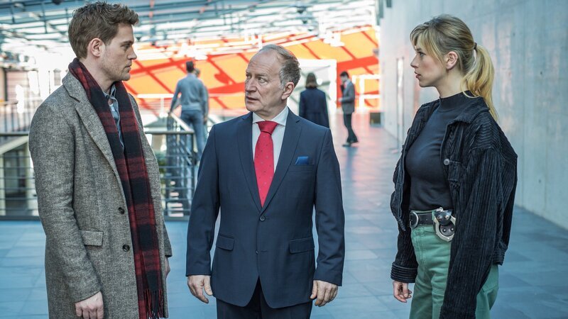 Dominik Morgenstern (Joscha Kiefer, l.) und Resi Schwaiger (Mersiha Husagic, r.) befragen Gerhard Beck (Stefan Merki, M.). – Bild: ZDF