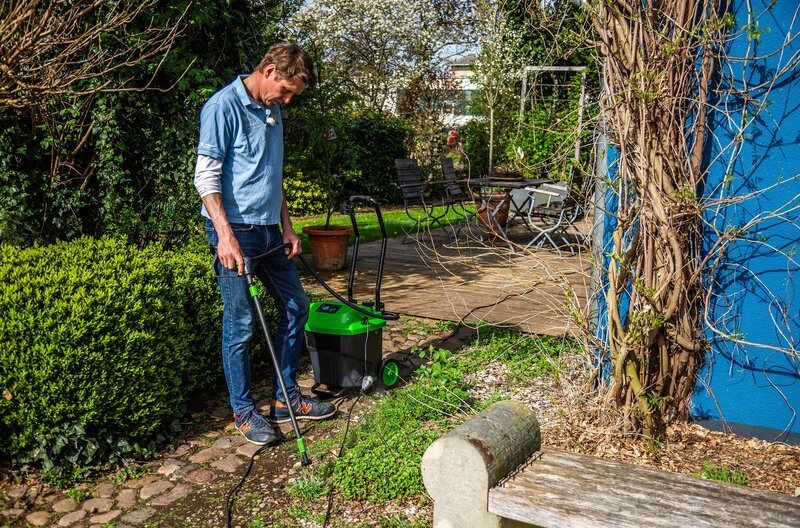 Heißwasser gegen Unkraut. – Bild: NDR/​Udo Tanske