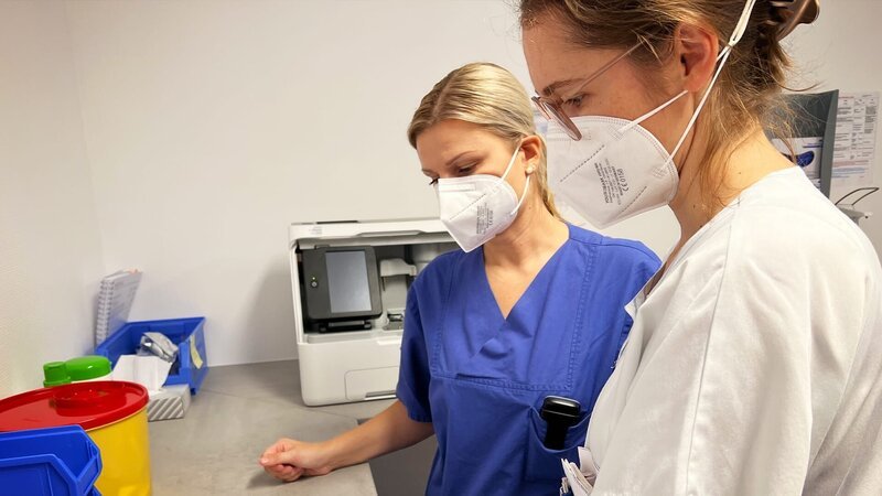 Das Pflegepersonal überprüft die Ergebnisse des Patienten. – Bild: Warner Bros. Discovery