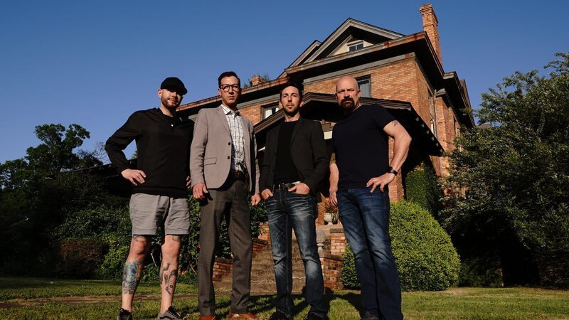 Jason Hawes and Steve Gonsalves stand outside the Moody Mansion with clients, Michael Allen and Jerrett New. – Bild: Warner Bros. Discovery