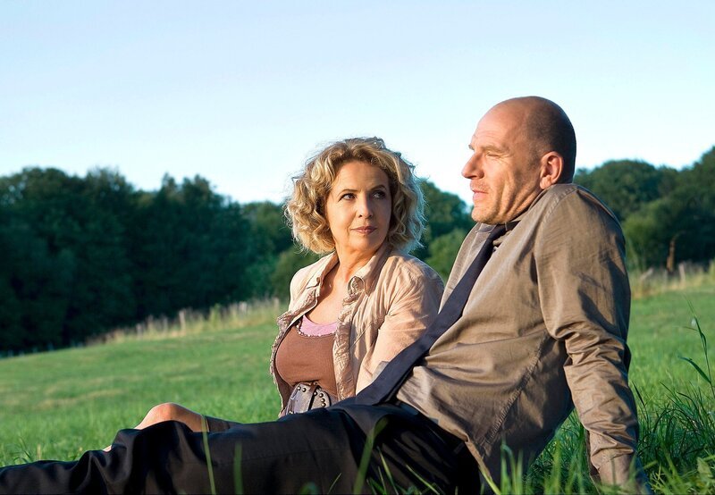 ARD ALLES WAS RECHT IST – SEIN ODER NICHTSEIN, Deutschland 2011, Regie Christoph Schrewe. Endlich sprechen Lena (Michaela May) und Friedrich (Götz Schubert) sich einmal aus. – Bild: ARD Degeto/​Olaf R. Benold