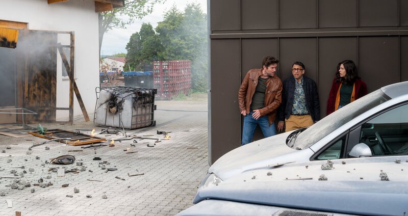 In letzter Sekunde: Bei den Ermittlungen in einer Destillerie im Mordfall an einem Schnapsbrenner, geraten die Kommissare Jo Stoll (Peter Ketnath, l.) und Lea Gomez (Jasmin Gassmann, r.) sowie der Leiter der KTU Jan Arnaud (Mike Zaka Sommerfeldt, M.) in Lebensgefahr. Waren tatsächlich die Ermittler Ziel dieses Anschlags? – Bild: ZDF und MARKUS_FENCHEL