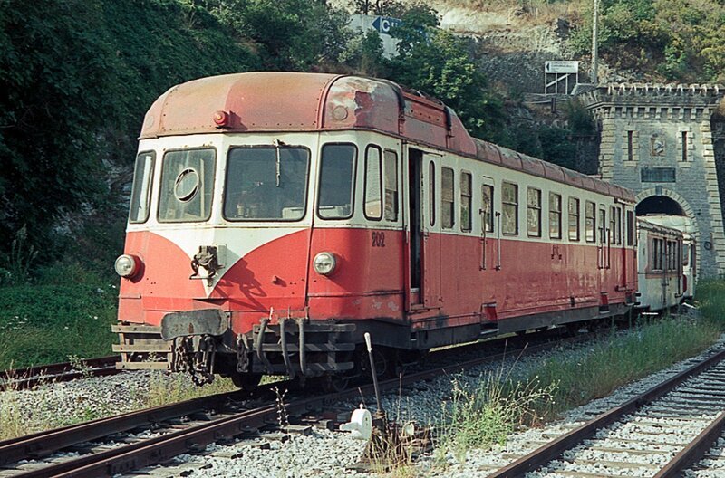 Der Tunnel beginnt direkt hinter dem Bahnhof von Ajaccio. Auch hier stehen ausgemusterte Triebwagen. – Bild: SWR/​Michael Schulze