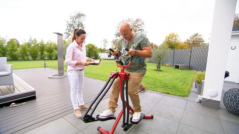 Gelenkschonend und schwebend fit werden – klingt das nicht verlockend? Detlef und Nicole testen das Air Slim 360 Fitnessgerät. – Bild: Mediengruppe RTL /​ TVNOW