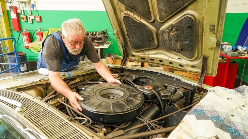 Thorsten arbeitet an einem Lincoln Continental von 1963. – Bild: DMAX