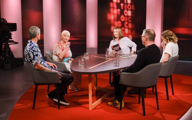Hans-Peter Hutter, Jazz Gitti, Barbara Stöckl, Maria Lechleitner, Max Stiegl. – Bild: ORF/​Günther Pichlkostner