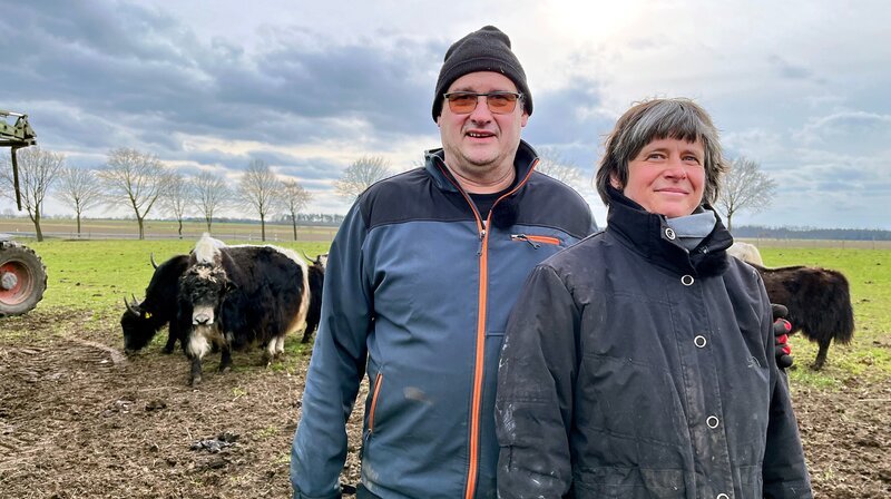 Jens und Susanne Olvermann züchten Yaks. – Bild: NDR/​Nora Stoewer