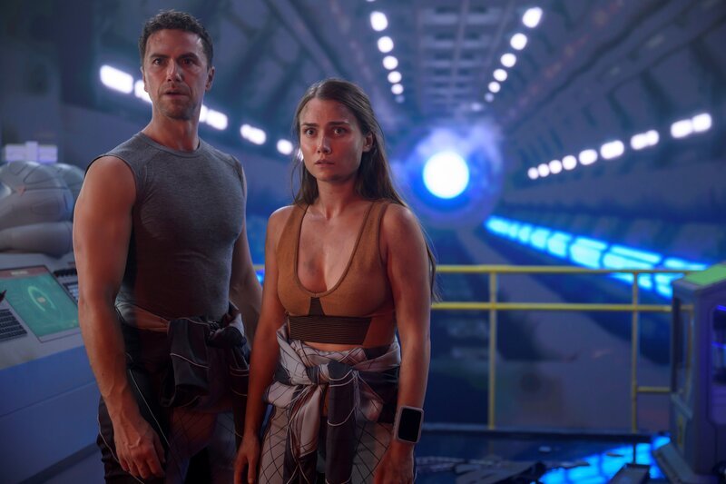 THE ARK -- „Failed Experiment“ Episode 201 -- Pictured: (l-r) – Bild: Ark TV Holdings, Inc. /​ SYFY /​ Electric Enterntainment