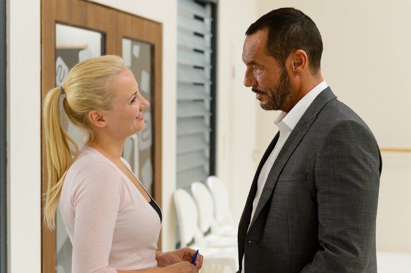 Isabelle (Ania Niedieck) bekommt von Richard (Silvan-Pierre Leirich) klare Grenzen aufgezeigt. – Bild: Willi Weber Fotografie
