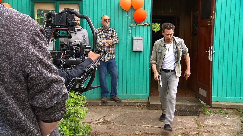 Schauspieler Hinnerk Schönemann und Peter Wiemker am Filmset von „Nord bei Nordwest“. – Bild: NDR/​Peter Janßen