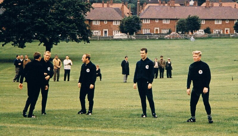 Training der Nationalmannschaft bei der WM (von l. nach r. Siegfried Held, Uwe Seeler, Franz Beckenbauer, Helmut Haller). – Bild: SWR/​Hans-Herbert Kesper (Privat)