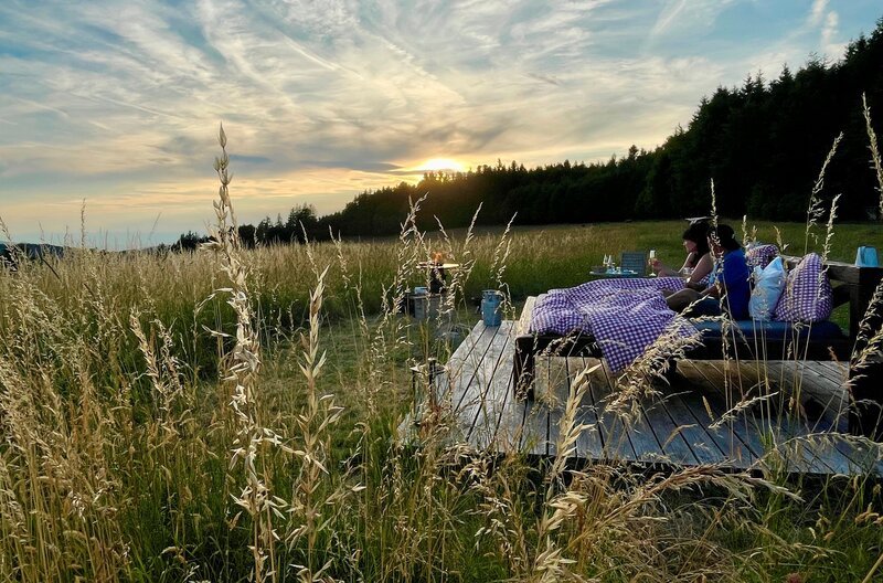 Beinahe magisch: Die Abendstimmung beim Schwarzwaldbett oberhalb von Buchenbach im Schwarzwald. – Bild: SWR