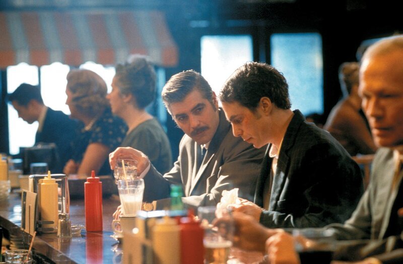 Als ihm CIA Agent Jim Byrd (George Clooney) gesteht, dass er genau in das Profil des amerikanischen Geheimdienstes passt, dass er der geborene Killer sei, kann Game-Show-Erfinder Chuck Barris (Sam Rockwell, l.) nicht widerstehen … – Bild: Kabel Eins Classics