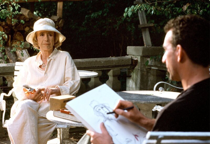 Der Künstler Markus (Heio von Stetten) porträtiert seine neue Vermieterin, die Künstlerwitwe Maria (Rosemarie Fendel). – Bild: ARD Degeto/​Hardy Spitz