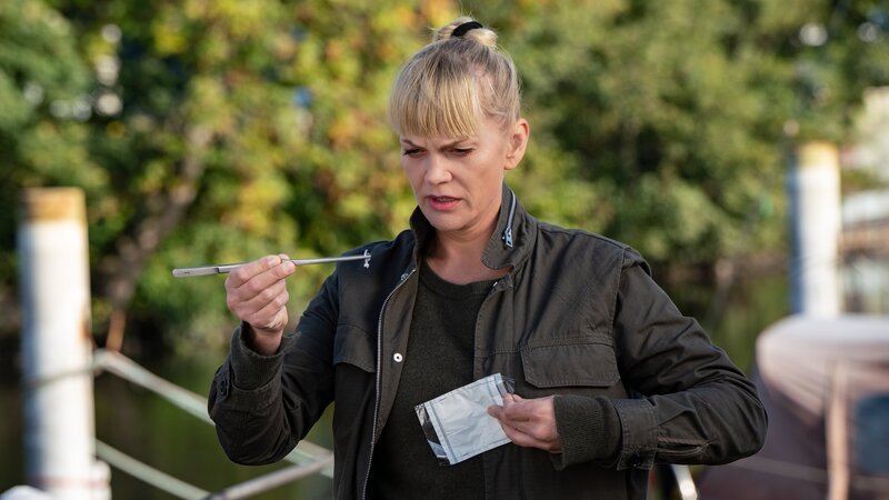 Helen Dorn (Anna Loos) findet am Tatort einen Ohrring. – Bild: Georges Pauly /​ ZDF