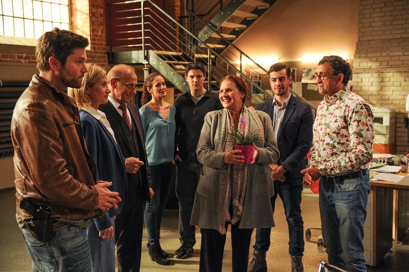 Das Team um Martina Seiffert (Astrid M. Fünderich, 2.v.l.) verabschiedet Prof. Lisa Wolter (Eva Maria Bayerwaltes, 3.v.r.). Jo Stoll (Peter Ketnath, l.), Michael Kaiser (Karl Kranzkowski, 3.v.l.), Selma Kirsch (Yve Burbach, 4.v.l.), Rico Sander (Benjamin Strecker, 4.v.r.), Benedikt Förster (Florian Wünsche, 2.v.r.) und Jan Arnaud (Mike Zaka Sommerfeldt, r.) werden die Rechtsmedizinerin vermissen. – Bild: ZDF/​MARKUS-FENCHEL