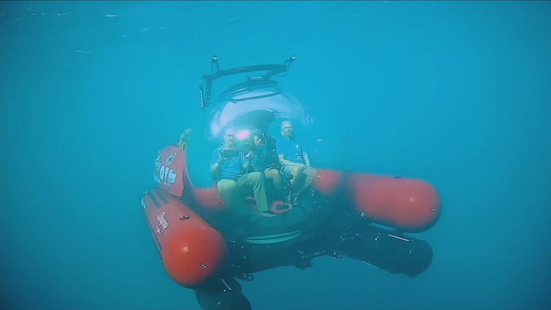 Ein Expeditionsteam um Fabien Cousteau, Enkel von Jacques Cousteau und Philanthrop Sir Richard Branson, hat das Great Blue Hole mit modernster Technologie erneut erforscht und kartiert. – Bild: Discovery Channel