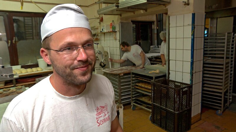 "Ohne Nachwuchs wird es schwierig", sagt Daniel Schwabe. Der Meister selbst ist erst Mitte 30, sorgt sich aber schon um die Nachfolge. Den meisten Lehrlingen ist der Arbeitsbeginn in dem Traditionsbetrieb um ein Uhr viel zu früh. Der Schönberger Juniorchef steht sogar schon ab 22 Uhr in der Backstube. – Bild: NDR/​Populärfilm