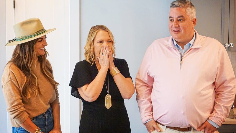 Host Alison Victoria is captured with homeowners, David and Katie, in shocked with the renovated kitchen, as seen on Windy City Rehab, Season Three. – Bild: Warner Bros. Discovery
