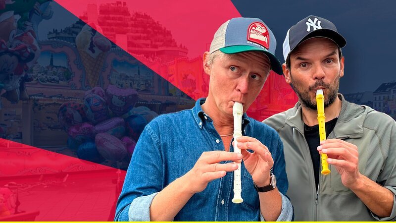 Jaaa, okay, der Sound ist nicht gut und auf dem Bild ist kaum was zu erkennen – aber im Gegensatz zu aufdringlichen Fans, haben wir Steffen Henssler vor Drehstart um Erlaubnis gefragt! Wahrscheinlich bereut er es trotzdem, sich von seinen Hitler-Dokus losgerissen zu haben. Denn Pierre M. Krause packt Steffen Henssler auf der Kirmes nicht in Zuckerwatte und bringt ihm auch beim Dosenschießen die Flötentöne bei! – Bild: ZDF und SWR