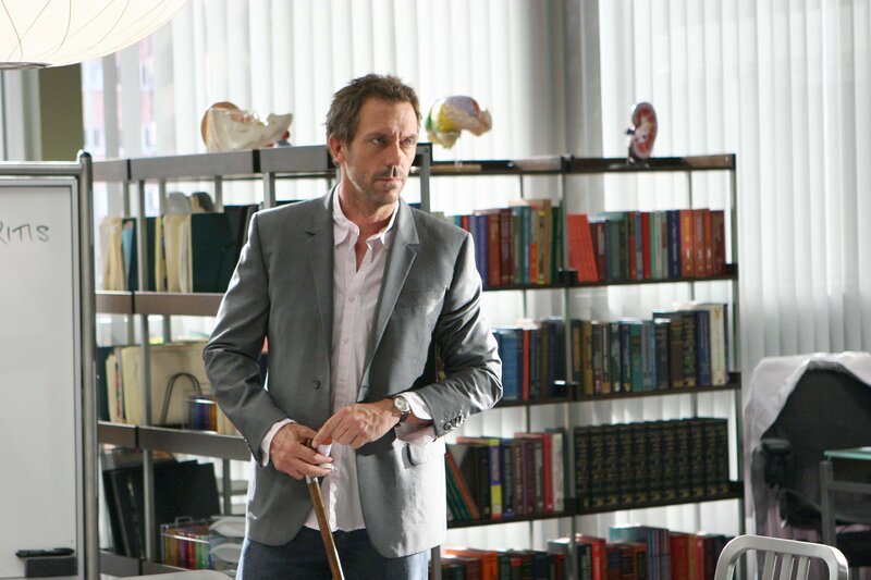 Ein schwerwiegender medizinischer Fehler ist die Ursache für den lebensbedrohlichen Zustand einer Patientin. Dr. House (Hugh Laurie) hat eine Idee, wie man Schlimmeres verhindern könnte … – Bild: NBC Universal Television Studio