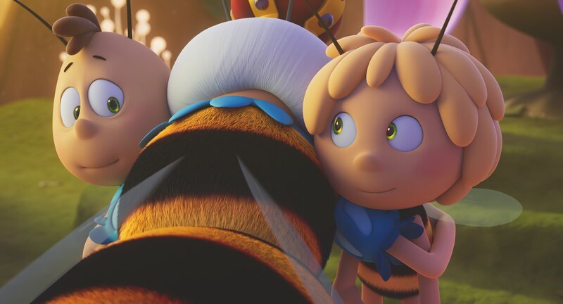Frau Königin hat ihre beiden Bienchen lieb. – Bild: ZDF und Studio 100 Media /​ Studio B Animation Pty Ltd..