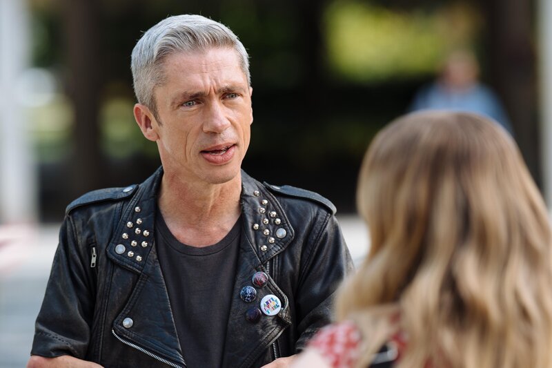 Roger Frostly; Claire Wilkes – Bild: Farmersville Productions, Inc.