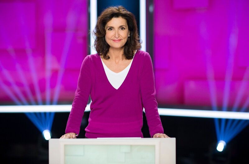 HESSISCHER RUNDFUNK WER WEISS ES?, Das schnelle Quiz mit Petra Theisen. – Bild: HR/Ben Knabe HESSISCHER RUNDFUNK WER WEISS ES?, Das schnelle Quiz mit Petra Theisen. – Bild: HR/Ben Knabe