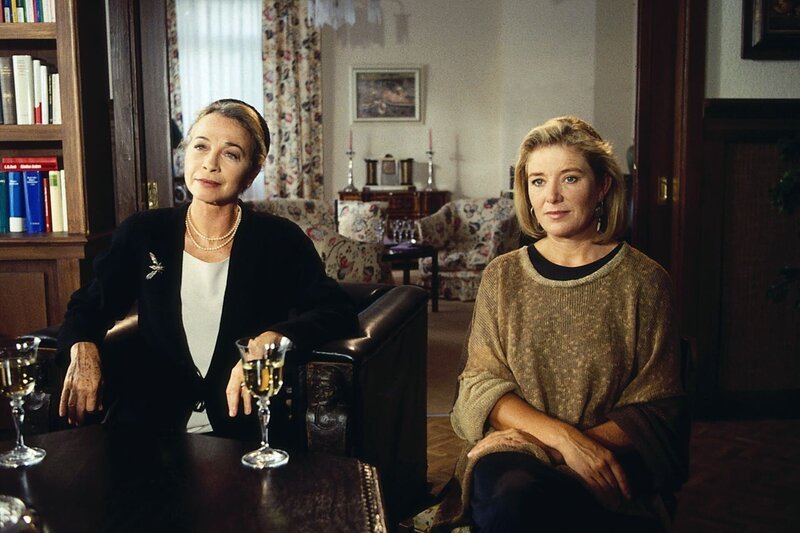 6. Aufmerksame Zuhörer: Margot (Jutta Speidel, re.) und Sigrid Hohdorf (Christine Ostermayer, li.). – Bild: ZDF/​Hermann Roth